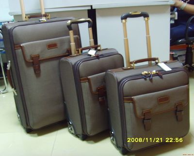 廣州市浩鵬箱包皮具-廣州市花都區花山鎮東湖安置區東聯路-生產、加工、批發、零售:箱包、皮具,貨物及技術進出口.-產品展廳