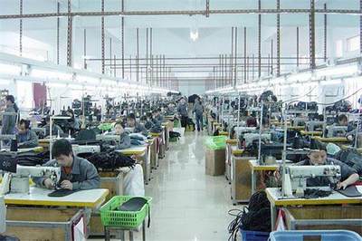 實業(yè)不死,打工仔回鄉(xiāng)開廠雇用大媽,箱包加工年銷售1500萬